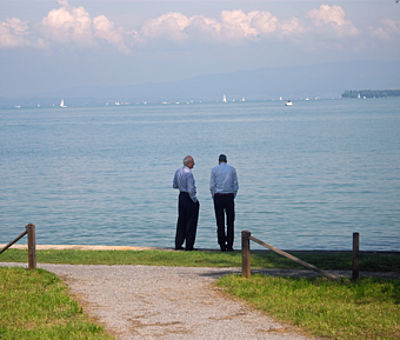 Zwei Männer am Wasser