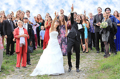 Ein Paar bei seiner Hochzeit