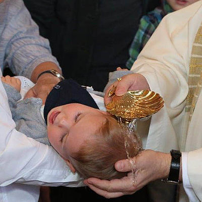Kind, das getauft wird