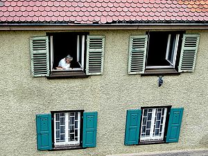 Eine alte Frau am Fenster