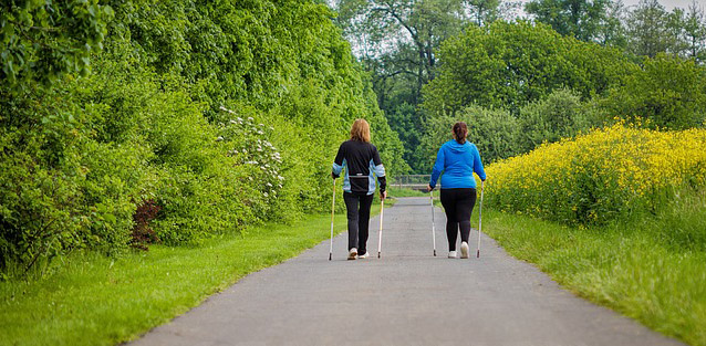 Zwei Frauen beim Nordic Walking